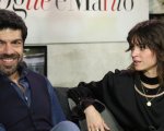 Favino-Smutniak show: le star di Moglie e Marito si scambiano i sessi nella videointervista