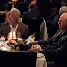 Insospettabili sospetti: Morgan Freeman e Michael Caine in una scena del film