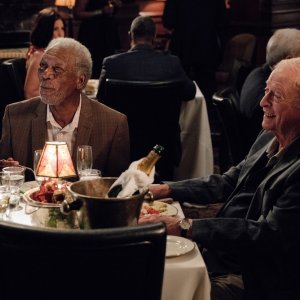 Insospettabili sospetti: Morgan Freeman e Michael Caine in una scena del film