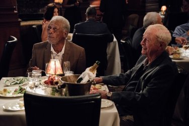 Insospettabili sospetti: Morgan Freeman e Michael Caine in una scena del film