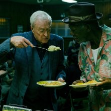 Insospettabili sospetti: Morgan Freeman e Michael Caine in un momento del film