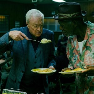Insospettabili sospetti: Morgan Freeman e Michael Caine in un momento del film