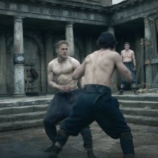 King Arthur: Legend of the Sword - Charlie Hunnam in una scena d'azione