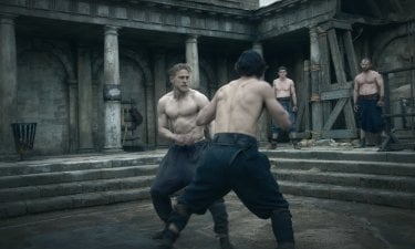 King Arthur: Legend of the Sword - Charlie Hunnam in una scena d'azione
