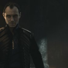 King Arthur: Legend of the Sword - Jude Law in una foto del film