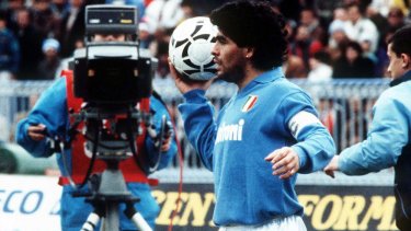 Maradonapoli: Diego Armando Maradona in un'immagine di quando giocava nel Napoli