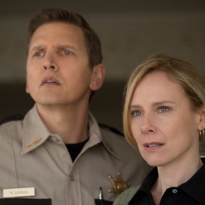Monster Trucks: Amy Ryan e Barry Pepper in una scena del film