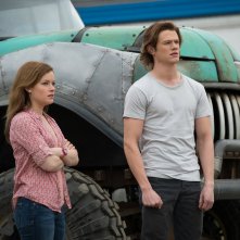 Monster Trucks: Lucas Till e Jane Levy in una scena del film