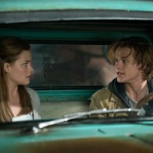 Monster Trucks: Lucas Till e Jane Levy in un momento del film
