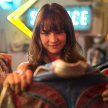 Girl Boss: Britt Robertson in una scena della prima stagione