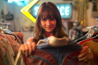 Girl Boss: Britt Robertson in una scena della prima stagione