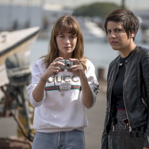 Girl Boss: Britt Robertson in una scena