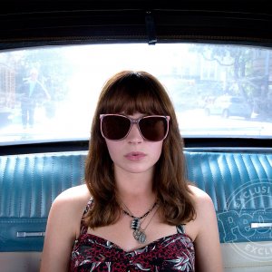 Girl Boss: Britt Robertson in una scena della serie