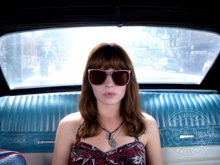 Girl Boss: Britt Robertson in una scena della serie