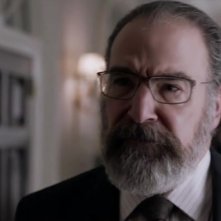 Homeland: Mandy Patinking in una scena dell'episodio America First