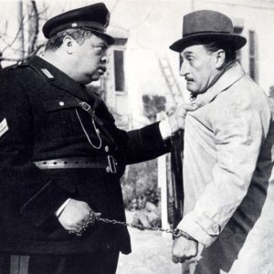 Totò e Fabrizi in Guardie e ladri