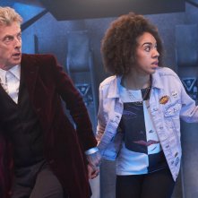Doctor Who: Il Dottore e la sua nuova companion in una scena dell'episodio The Pilot