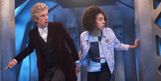 Doctor Who: Il Dottore e la sua nuova companion in una scena dell'episodio The Pilot