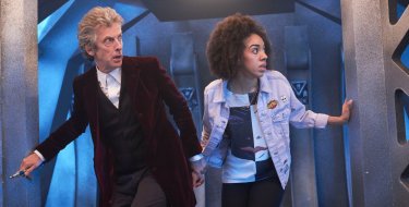 Doctor Who: Il Dottore e la sua nuova companion in una scena dell'episodio The Pilot