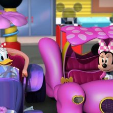 Topolino e Gli Amici del Rally: Paperina e Minnie in una scena 