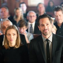 Adorabile nemica: Amanda Seyfried e Thomas Sadoski in una scena del film