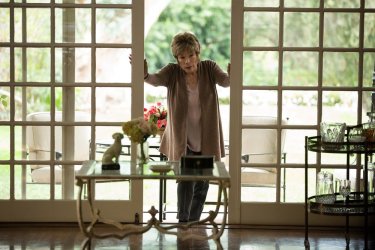 Adorabile nemica: Shirley MacLaine in una scena del film