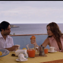 Il mondo di mezzo: Matteo Branciamore e Laura Forgia in una scena del film