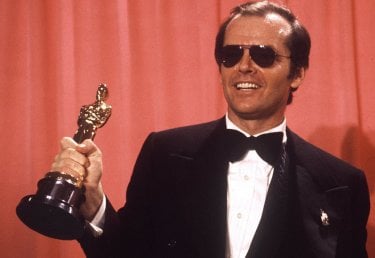 Jack Nicholson con in mano uno dei tre Oscar vinti in carriera