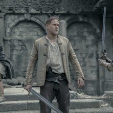 King Arthur - Il potere della spada: Charlie Hunnam e Djimon Hounsou in una scena del film