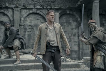 King Arthur - Il potere della spada: Charlie Hunnam e Djimon Hounsou in una scena del film
