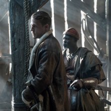 King Arthur - Il potere della spada: Charlie Hunnam e Djimon Hounsou in un momento del film