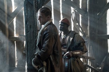 King Arthur - Il potere della spada: Charlie Hunnam e Djimon Hounsou in un momento del film