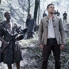 King Arthur - Il potere della spada: Charlie Hunnam e Djimon Hounsou in un'immagine del film