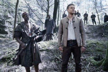 King Arthur - Il potere della spada: Charlie Hunnam e Djimon Hounsou in un'immagine del film