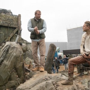 King Arthur - Il potere della spada: Charlie Hunnam e Guy Ritchie sul set del film