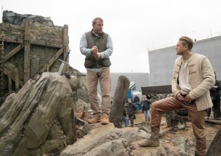 King Arthur - Il potere della spada: Charlie Hunnam e Guy Ritchie sul set del film