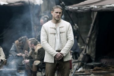 King Arthur - Il potere della spada: Charlie Hunnam in una scena del film