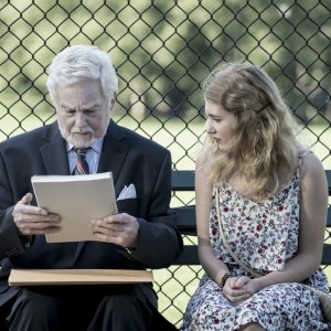 La storia dell'amore: Sophie Nélisse e Derek Jacobi in una scena del film
