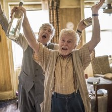 La storia dell'amore: Elliott Gould e Derek Jacobi in una scena del film