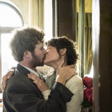 La storia dell'amore: Gemma Arterton e Mark Rendall si baciano in una scena del film