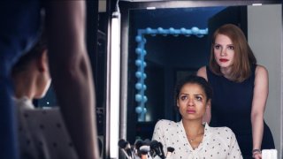 Miss Sloane: Gugu Mbatha-Raw e Jessica Chastain in un momento del film
