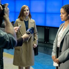 Miss Sloane: Gugu Mbatha-Raw e Jessica Chastain in una scena del film