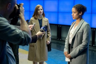 Miss Sloane: Gugu Mbatha-Raw e Jessica Chastain in una scena del film
