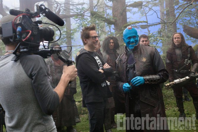 Una foto di James Gunn sul set