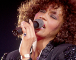 Whitney Houston: la tragica vita di una voce suadente