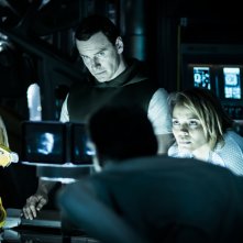 Alien: Covenant, Michael Fassbender e Carmen Ejogo in una scena del film