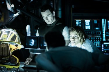 Alien: Covenant, Michael Fassbender e Carmen Ejogo in una scena del film
