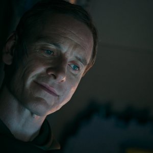 Alien: Covenant, Michael Fassbender in una scena del film