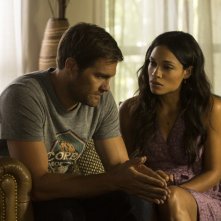 L'amore criminale: Rosario Dawson e Geoff Stults in una scena del film