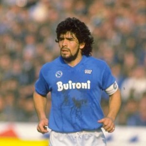 Maradonapoli: Maradona durante una partita disputata con la maglia del Napoli